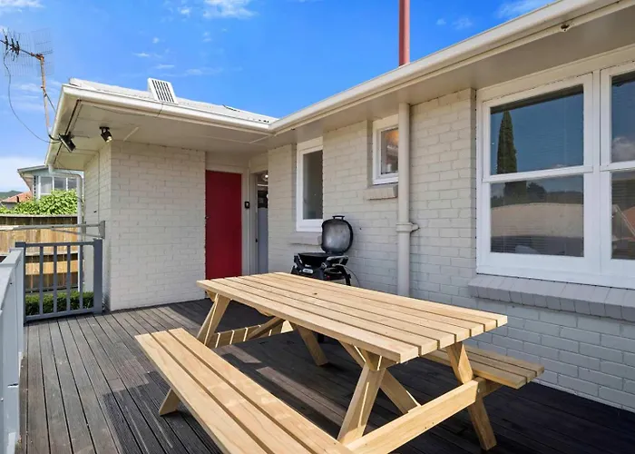 Red Door 56 - Ride To The Redwoods Te Puia & Secret Spot Holiday home